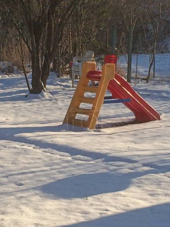 Foto de Parque infantil con tobogán en invierno - Imagen libre de derechos