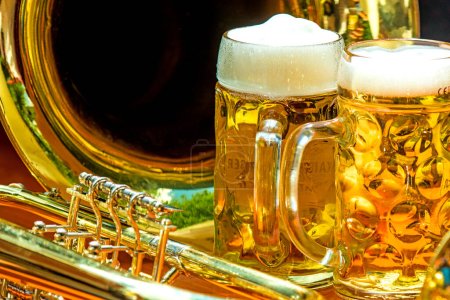 Téléchargez les photos : Tasses à bière avec trompette - en image libre de droit