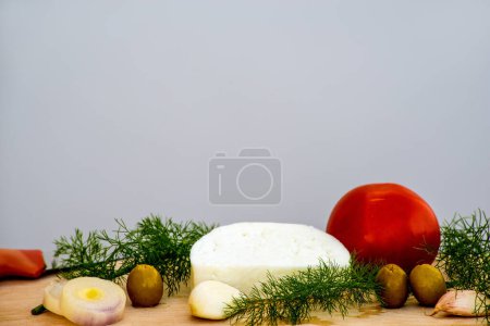 Foto de Queso de oveja con aceitunas, tomates y ajo - Imagen libre de derechos