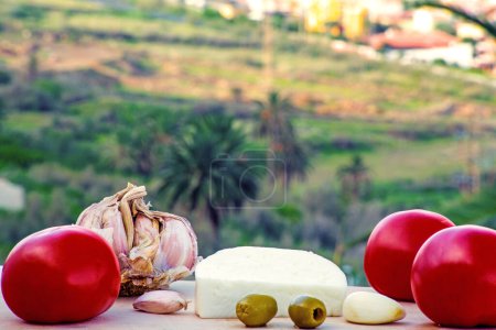 Téléchargez les photos : Fromage de brebis aux olives, tomates et ail - en image libre de droit