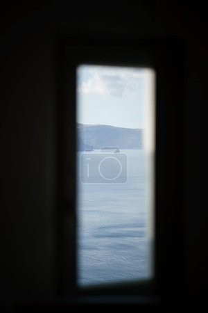 Foto de Vistas panorámicas desde la ventana interior Santorini, Grecia islas - Imagen libre de derechos