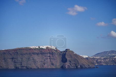 Foto de "El lado del acantilado de la isla de Santorini y casas blancas en la costa" - Imagen libre de derechos