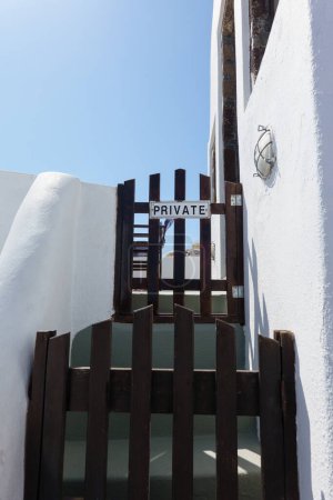 Foto de Arquitectura tradicional y puerta de madera en Oia Village en Santorini - Imagen libre de derechos