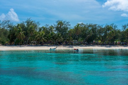 Téléchargez les photos : Les touristes visitent la plage de Fidji - en image libre de droit