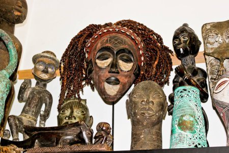 Téléchargez les photos : Magasin de souvenirs de masques en bois vaudou africain, Bo-Kaap Cape Town - en image libre de droit