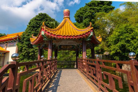 Foto de Una pagoda china y árboles verdes - Imagen libre de derechos