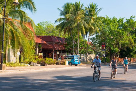 Foto de Turistas viajan en bicicleta en Penang - Imagen libre de derechos