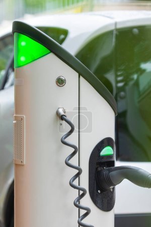 Téléchargez les photos : Borne de recharge de voiture électrique au niveau de la rue à Singapour, Asie du Sud-Est - en image libre de droit