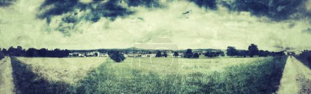 Téléchargez les photos : Vue panoramique sur le vert avec des nuages sombres au look vintage - en image libre de droit
