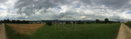 Foto de Vista panorámica sobre verde con nubes oscuras - Imagen libre de derechos
