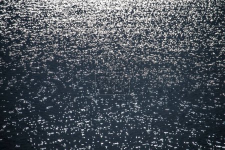 Téléchargez les photos : Réflexion de l'eau au lever du soleil sur la mer - en image libre de droit