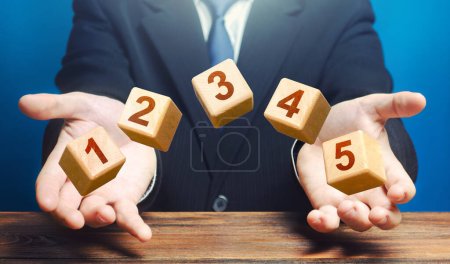 Téléchargez les photos : L'homme lance 5 blocs numérotés avec les numéros un deux trois quatre cinq de ses mains. Cinq étapes faciles. Organisation et systématisation, étape par étape. Planification des activités, plan d'action. - en image libre de droit