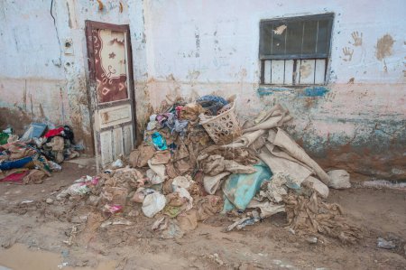 Téléchargez les photos : Extérieur de la pauvre maison africaine après une catastrophe d'inondation - en image libre de droit