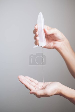 Téléchargez les photos : Mains de l'homme en utilisant le distributeur de gel désinfectant pour les mains - en image libre de droit
