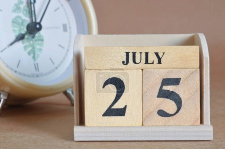 Foto de Calendario de madera con mes de julio - Imagen libre de derechos