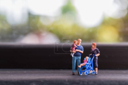 Téléchargez les photos : Personnes miniatures : Parents avec enfants marchant en plein air - en image libre de droit