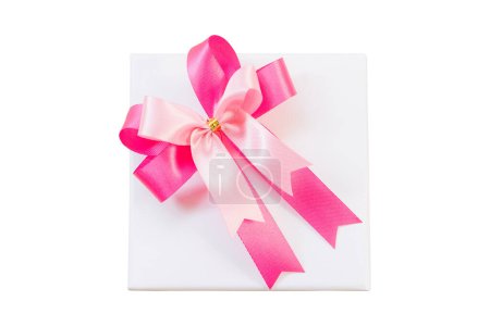 Foto de Arco de cinta rosa y caja de regalo blanca aislada en blanco - Imagen libre de derechos
