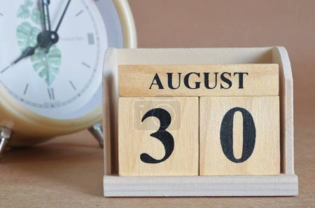 calendrier en bois avec mois d'août, concept de planification