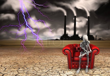Téléchargez les photos : Sceleton assis sur le canapé avec une installation industrielle sur le fond - en image libre de droit