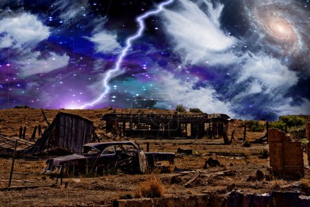 Téléchargez les photos : Ville abandonnée sous le ciel étoilé - en image libre de droit