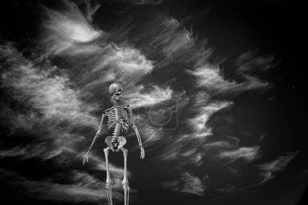 Foto de Esqueleto en las nubes, ilustración abstracta conceptual - Imagen libre de derechos