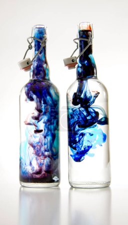 Foto de "Botellas con humo azul" - Imagen libre de derechos