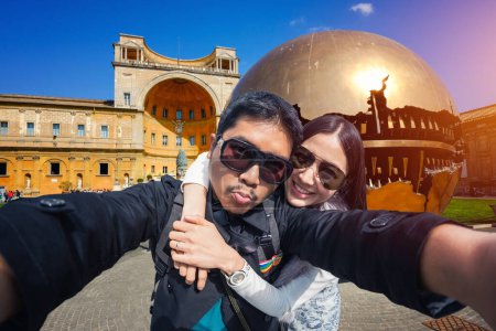 Téléchargez les photos : Jeune Couple Touristes selfie avec téléphone portable au Vatican, Italie - en image libre de droit