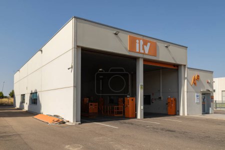 Téléchargez les photos : Station numéro 5011 pour l'inspection technique des véhicules en Aragon, Espagne - en image libre de droit