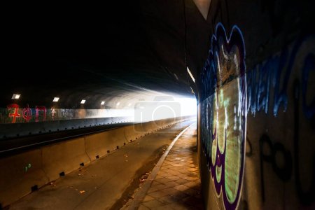 Foto de Túnel oscuro sin erigir con luz - Imagen libre de derechos