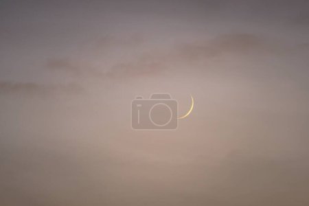 Foto de Luna creciente en el cielo nocturno - Imagen libre de derechos