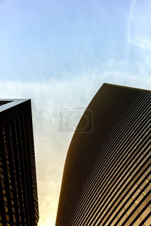 Foto de Rascacielos contra cielo azul - Imagen libre de derechos