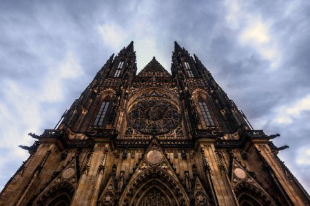 Téléchargez les photos : PRAGUE, RÉPUBLIQUE TCHÈQUE 26 novembre 2014 : La cathédrale métropolitaine des saints Vitus, Venceslas et Adalbert est la cathédrale la plus importante - en image libre de droit