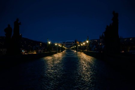 Foto de Puente de Carlos en Praga al amanecer República Checa - Imagen libre de derechos