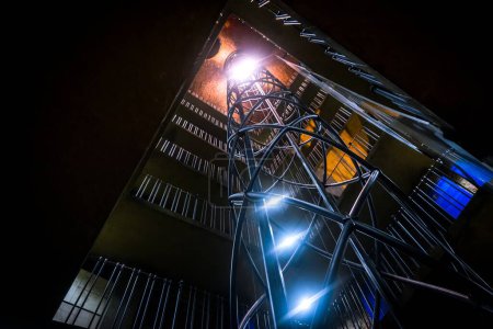 Téléchargez les photos : Tour de l'horloge intérieur la nuit - en image libre de droit