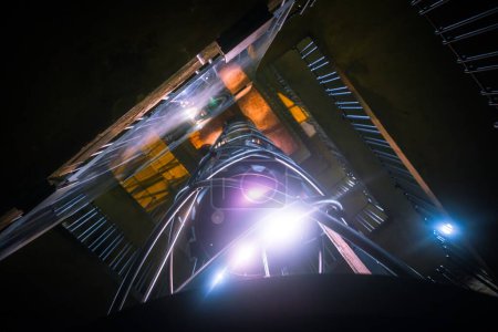 Téléchargez les photos : Tour de l'horloge intérieur la nuit - en image libre de droit