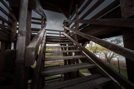 Téléchargez les photos : Vieux pont en bois dans la ville - en image libre de droit