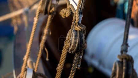 Téléchargez les photos : Vieille corde sur voilier - en image libre de droit
