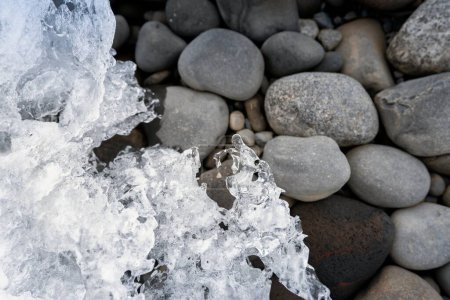 Foto de Hielo congelado en piedras - Imagen libre de derechos
