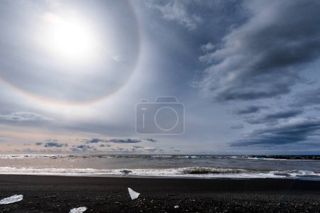 Téléchargez les photos : Halo solaire sur le rivage - en image libre de droit