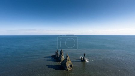 Téléchargez les photos : Rochers de Vik dans la mer - en image libre de droit