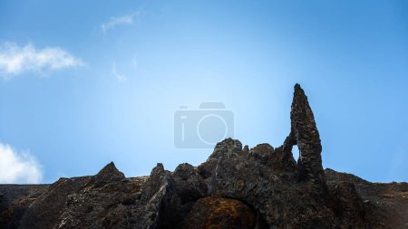 Téléchargez les photos : Grands rochers pointus vivier pittoresque - en image libre de droit