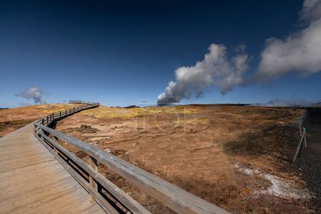 Téléchargez les photos : Vue sur la vallée géothermique active - en image libre de droit