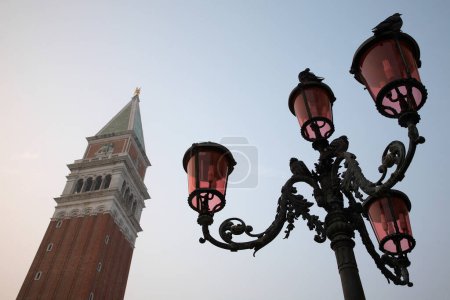 Téléchargez les photos : Italie Venise San Giorgio Maggiore tour et lampadaire vue basse angle - en image libre de droit