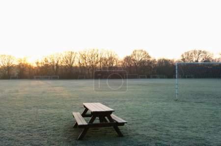 Téléchargez les photos : Coucher de soleil vide sur le terrain de football - en image libre de droit