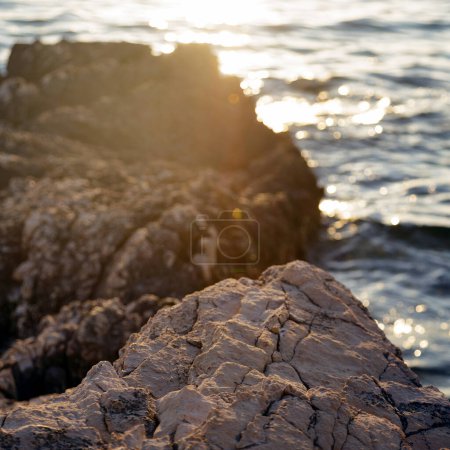 Foto de Playa con rocas y agua limpia - Imagen libre de derechos