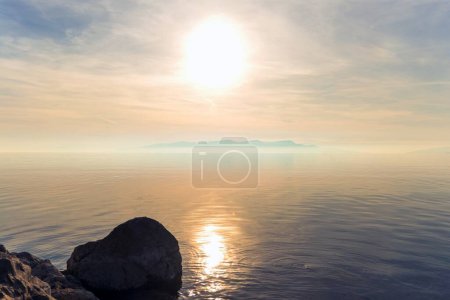 Foto de Playa con rocas y cielo nublado - Imagen libre de derechos