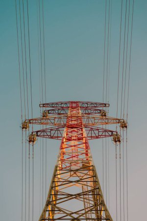 Foto de Grandes torres de transmisión. cables eléctricos - Imagen libre de derechos