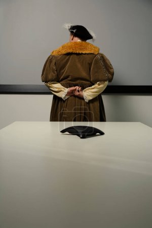 Téléchargez les photos : Roi Henry VIII debout derrière la table dans la salle de conférence - en image libre de droit