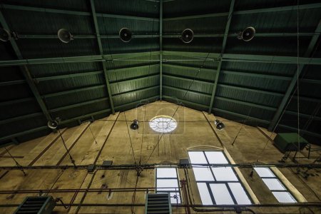 Foto de Ventana de cristal grande en edificio viejo - Imagen libre de derechos