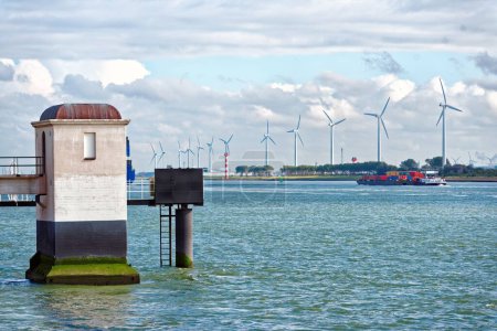 Téléchargez les photos : Grand cargo et moulins à vent au bord de la mer aux Pays-Bas - en image libre de droit